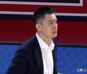杨鸣：第四节关键球总是差一口气 这种情况连续出现大家会有点阴影